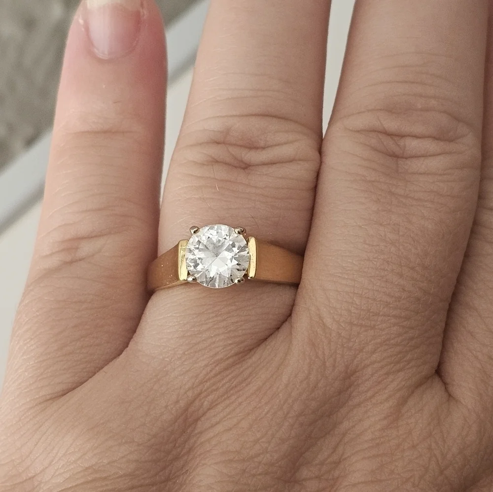 Elegant Gold Ring with Clear Stone